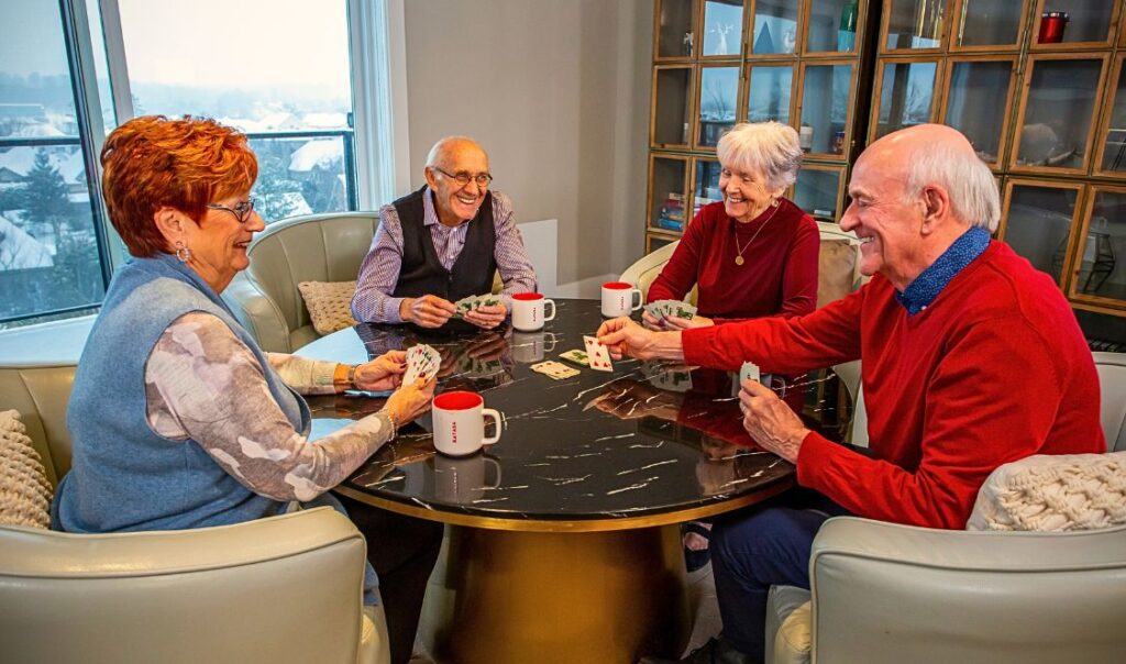 résidents jouant aux cartes